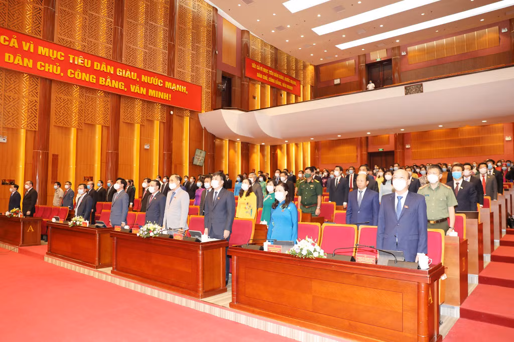 Các đại biểu làm lễ chào cờ.
