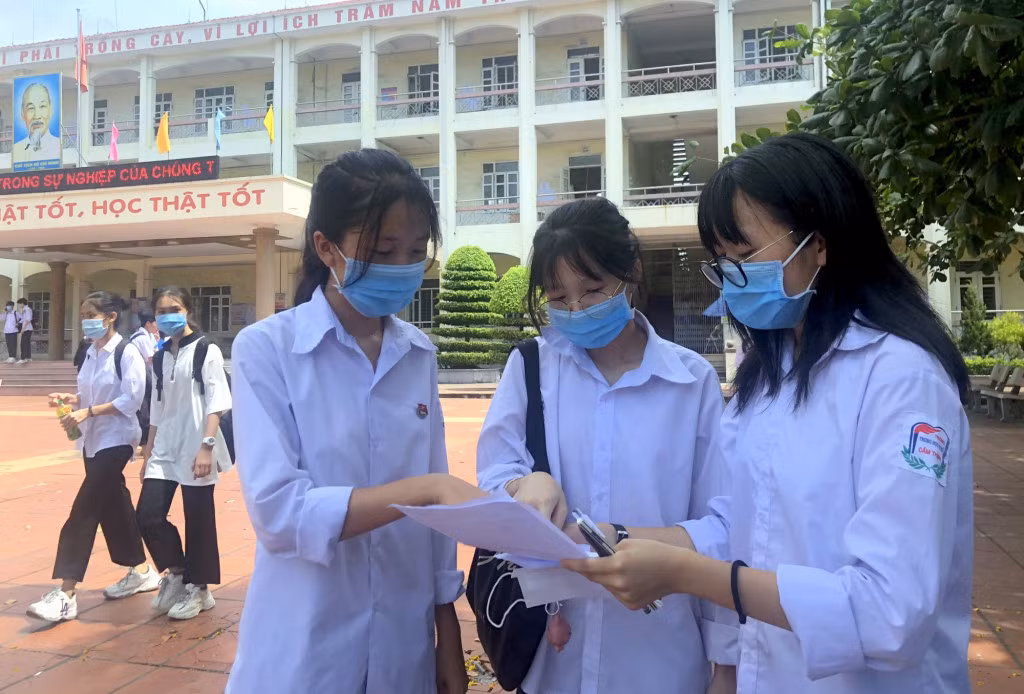 Nhiều thí sinh bàn luận về đề thi và kiểm tra, so sánh lại bài làm của mình với bạn bè.