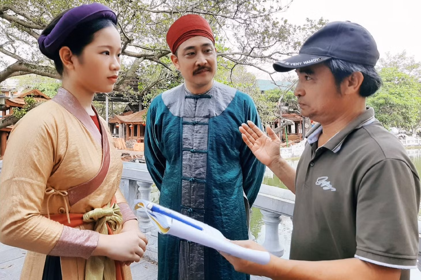 Đạo diễn Nguyễn Văn Đức và các diễn viên.