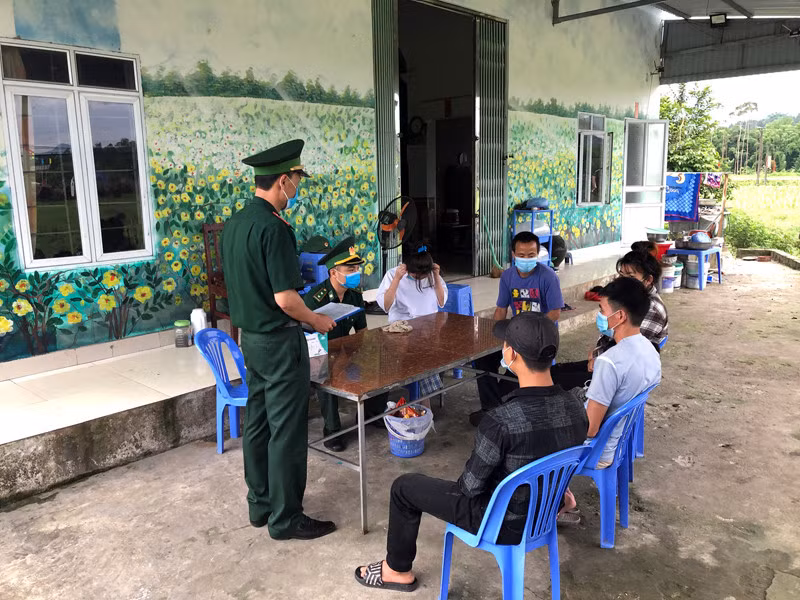 Cán bộ, chiến sỹ Đồn Biên phòng Pò Hèn cùng với Tổ an ninh tự quản bảo vệ đường biên, cột mốc tuyên truyền cho người dân các quy định về biên giới và công tác phòng, chống dịch bệnh Covid-19.