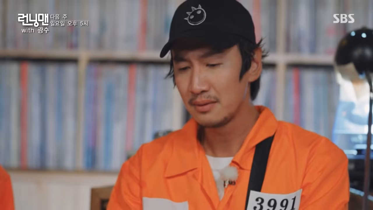 Lee Kwang Soo buồn khi phải rời 'Running Man', trên áo nam diễn viên xuất hiện dòng số có ý nghĩa đặc biệt. ẢNH: CHỤP MÀN HÌNH SBS