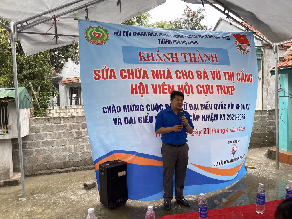 Anh Lê Tuấn Vũ, Bí thư Thành Đoàn Hạ Long, phát biểu tại lễ khánh thành nhà cho bà Vũ Thị Cắng, hội viên Hội Cựu TNXP TP Hạ Long.