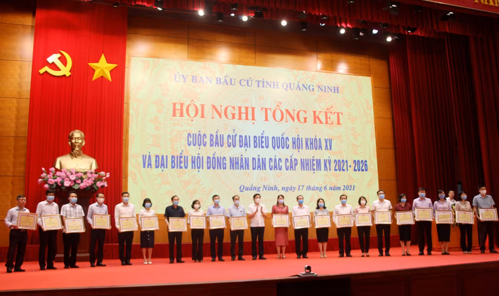 Đồng chí Nguyễn Văn Hồi, Chủ tịch Ủy ban MTTQ tỉnh, Trưởng Ban Dân vận Tỉnh ủy, Phó Chủ tịch HĐND tỉnh trao Bằng khen cho các cá nhân.