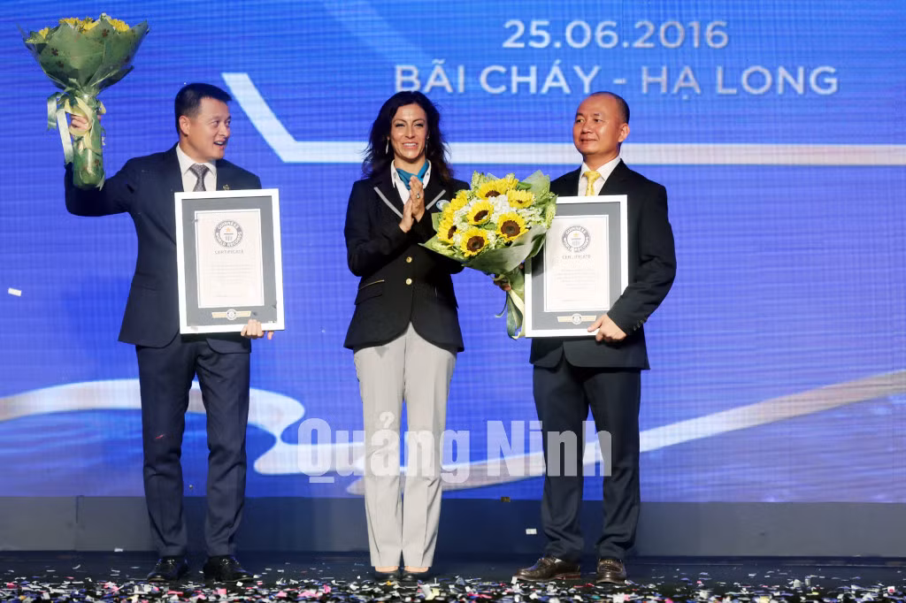 Đại diện Kỷ lục Thế giới - Guiness World Record đã trao chứng nhận 2 kỷ lục Guiness cho cáp treo Nữ Hoàng. Ảnh: Đỗ Phương