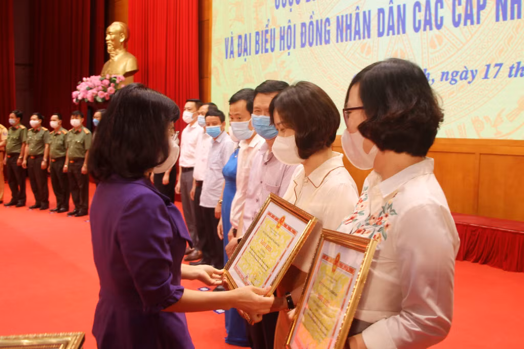 Đồng chí Trịnh Thị Minh Thanh, Phó Chủ tịch Thường trực HĐND tỉnh trao Bằng khen cho các tập thể