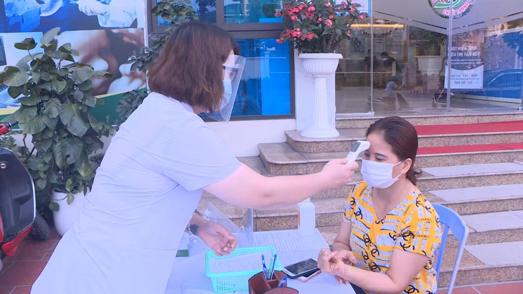 Sàng lọc phân luồng bệnh nhân ngay ngoài cổng tại Phòng khám Y khoa 4.0, TP Cẩm Phả, Quảng Ninh.