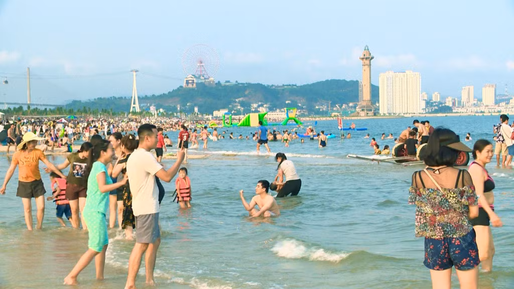 Các bãi tắm biển ở TP Hạ Long hiện thu hút đông người dân và du khách. (Ảnh chụp tại Bãi tắm Công viên Đại Dương, phường Bãi Cháy, TP Hạ Long).