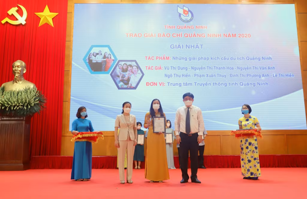 Hội Nhà báo tỉnh trao Giải báo chí tỉnh Quảng Ninh năm 2020 cho các tác giả, nhóm tác giả có tác phẩm báo chí xuất sắc.