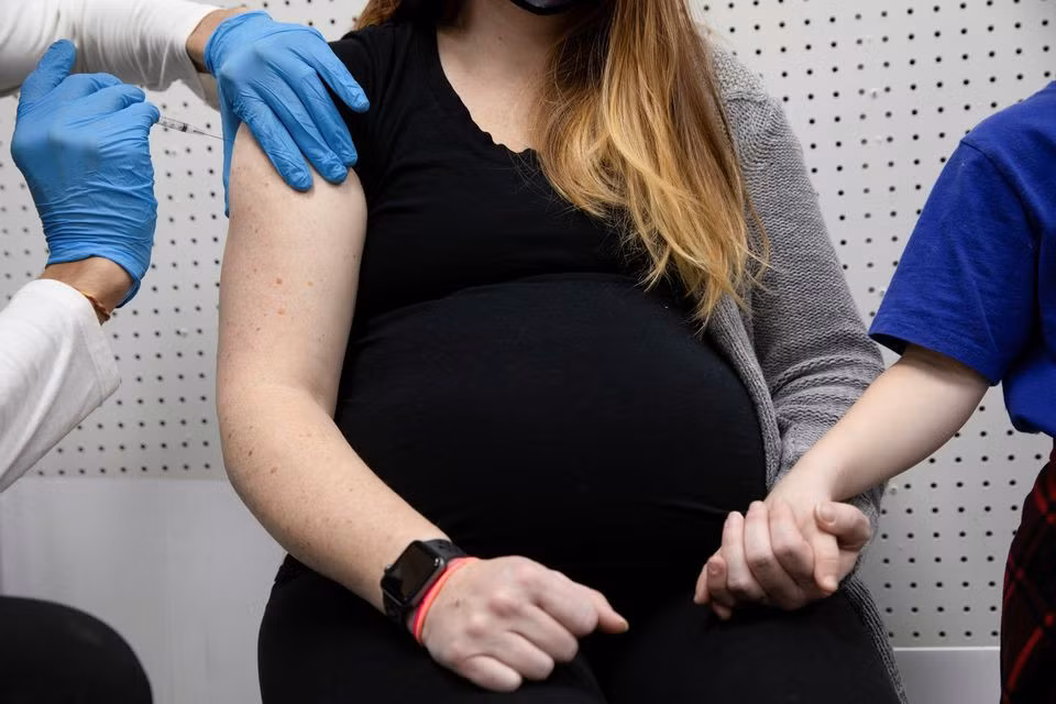 Nga đã thông qua việc tiêm vaccine Sputnik V cho thai phụ. Ảnh: Reuters