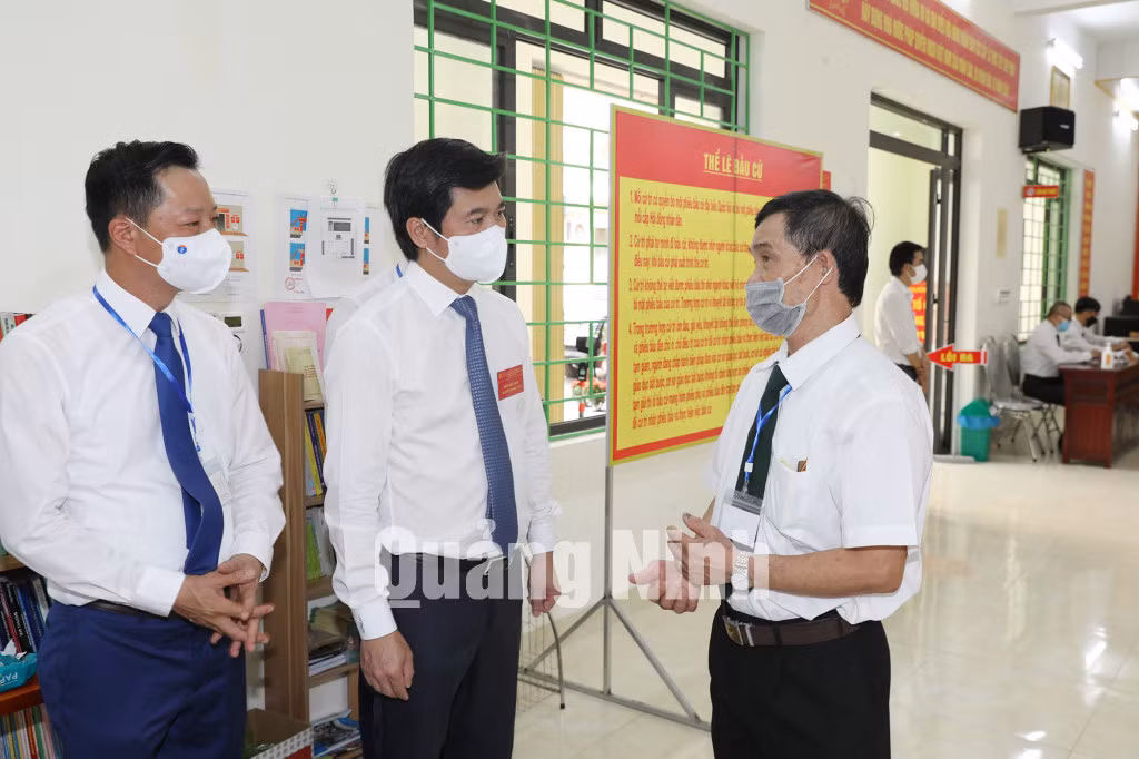 Chủ tịch UBND tỉnh Nguyễn Tường Văn kiểm tra công tác bầu cử tại phường Hòa Lạc (4-2021).