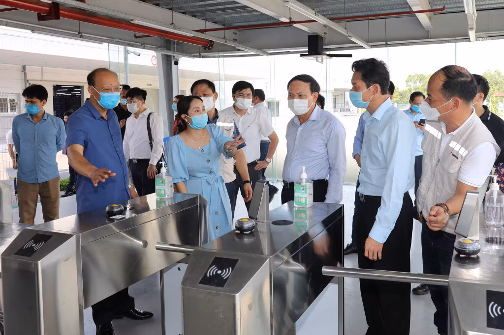 Bí thư Tỉnh ủy Nguyễn Xuân Ký kiểm tra cổng kiểm soát điện tử tại Nhà máy Bumjin Electronics (KCN Đông Mai).