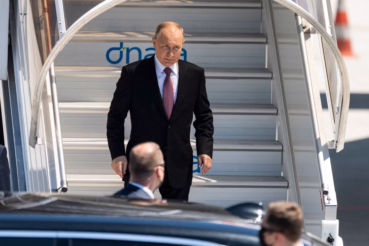 Tổng thống Nga Vladimir Putin có mặt tại sân bay Geneva (Thụy Sĩ) ngay trước khi bắt đầu hội nghị thượng đỉnh với Tổng thống Mỹ Joe Biden. Ảnh: CNN