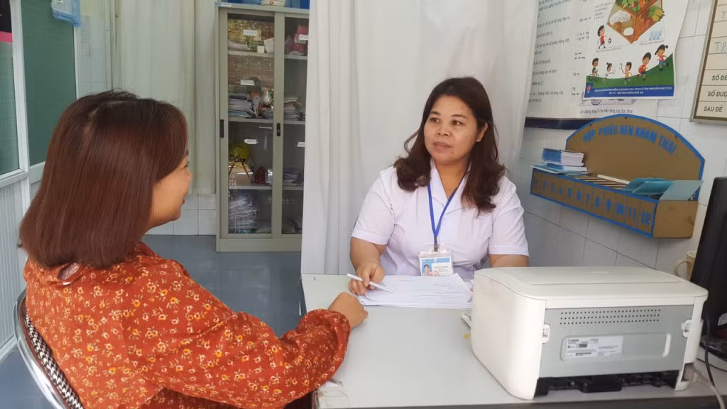 Cán bộ y tế phường Nam Khê tư vấn về sàng lọc trước sinh và sau sinh tại Trạm Y tế phường Nam Khê (TP Uông Bí). Ảnh chụp tháng 11/2020.