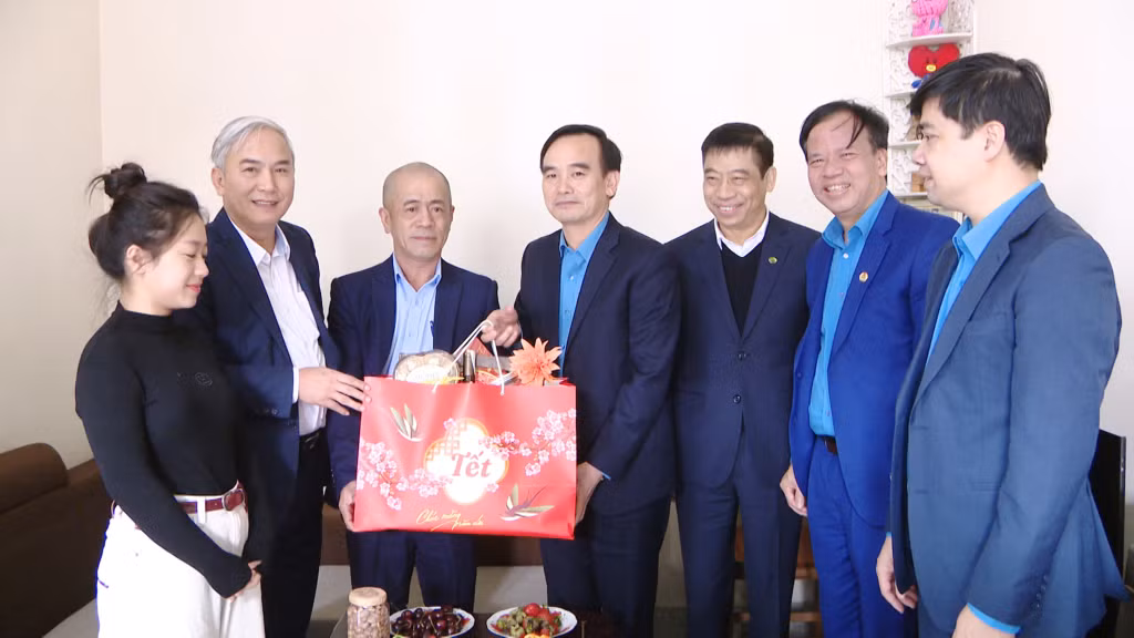 Trong khuôn khổ chương trình “Tết thợ mỏ - Mừng Đảng quang vinh”, nhiều suất quà Tết được trao tận tay cho gia đình công nhân chính sách, công nhân tiêu biểu cả 3 vùng.