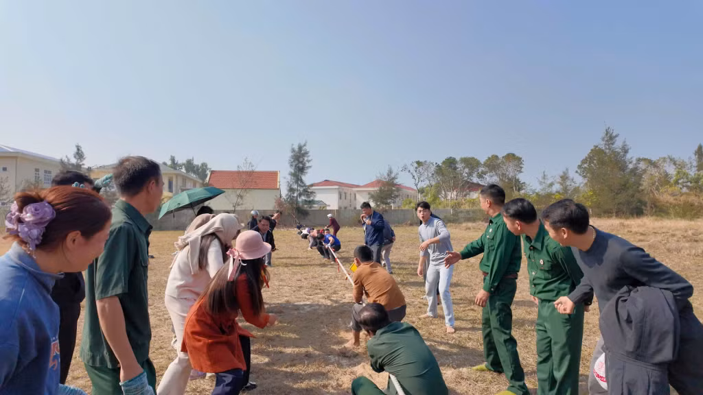... và cùng tham gia trò chơi kéo co.