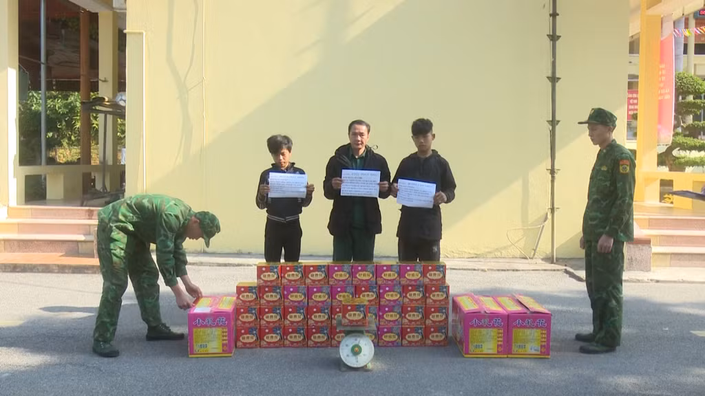 Các đối tượng trên địa bàn huyện Bình Liêu khai nhận mua, vận chuyển 54kg pháo nổ qua biên giới để bán lại kiếm lời. Ảnh do đơn vị cung cấp