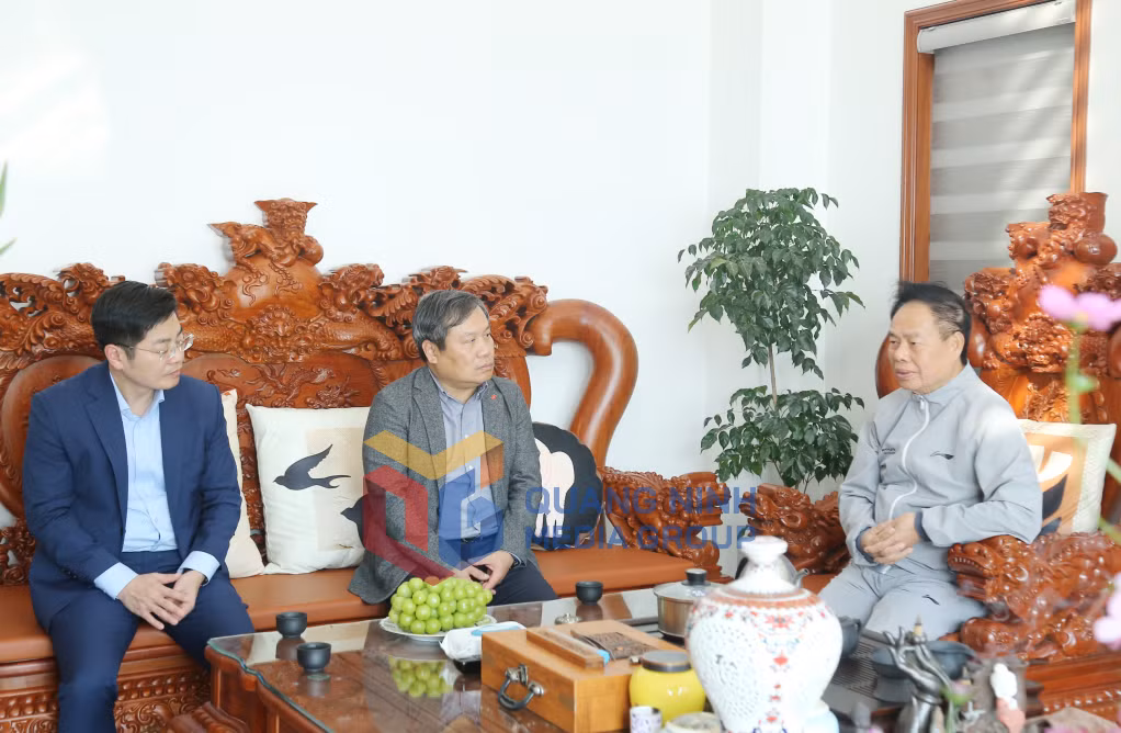 Đồng chí Vũ Đại Thắng, Bí thư Tỉnh ủy đến thăm, chúc Tết các đồng chí nguyên Bí thư Tỉnh ủy Quảng Ninh.