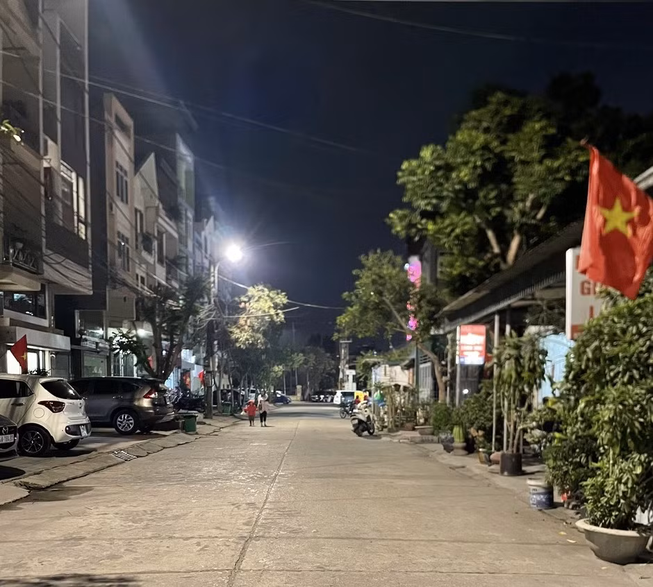 Điện chiếu sáng tại tuyến phố Hải Đăng, phường Hồng Hà, TP Hạ Long nếu được hoạt động phù hợp điều kiện thực tế sẽ càng góp phần làm tối ưu công năng của hệ thống camera an ninh.