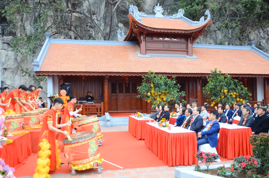 Các đại biểu và nhân dân tham dự lễ khánh thành.