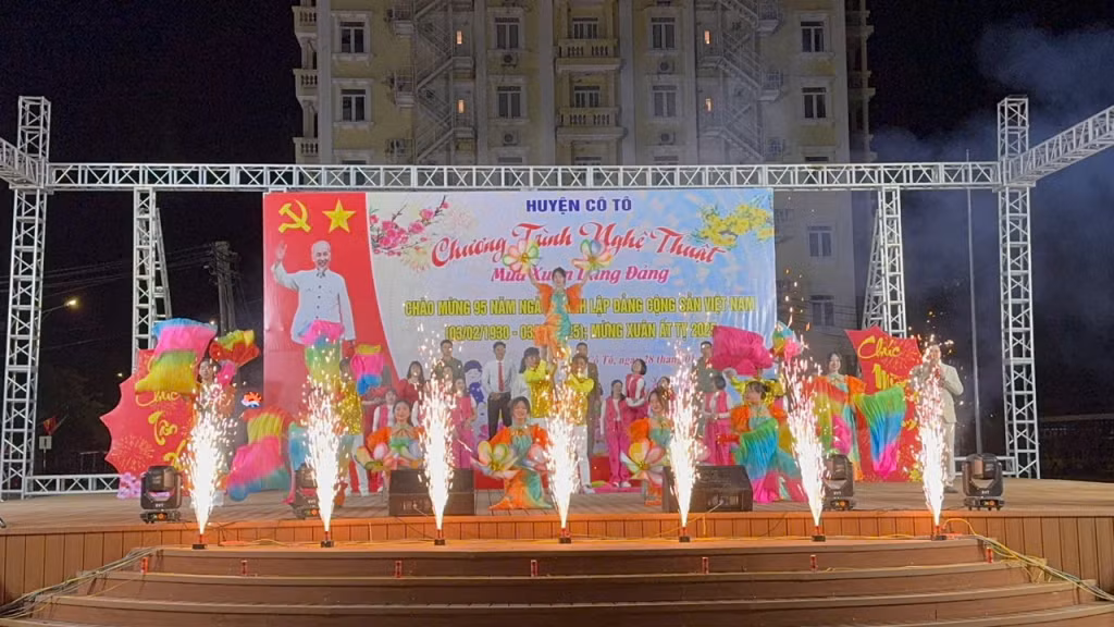 Chương trình nghệ thuật "Mừng Xuân, mừng Đảng" được huyện Cô Tô tổ chức để chào mừng Kỷ niệm 95 năm Ngày thành lập Đảng Cộng sản Việt Nam và chào đón năm mới Ất Tỵ.