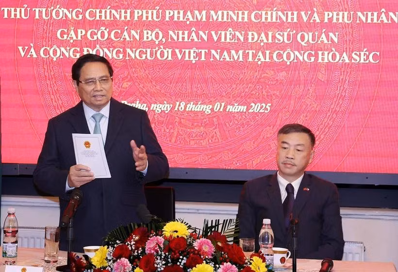 Thủ tướng Phạm Minh Chính phát biểu tại buổi gặp cán bộ, nhân viên Đại sứ quán và đại diện cộng đồng người Việt Nam tại Cộng hoà Séc. (Ảnh: Dương Giang/TTXVN)