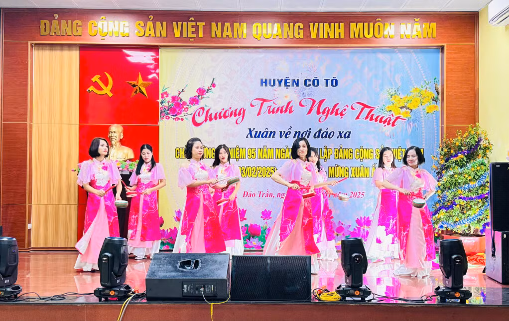 Nhiều tiết mục văn hóa, văn nghệ cũng được cán bộ, chiến sĩ lực lượng vũ trang và nhân dân phối hợp tổ chức. 