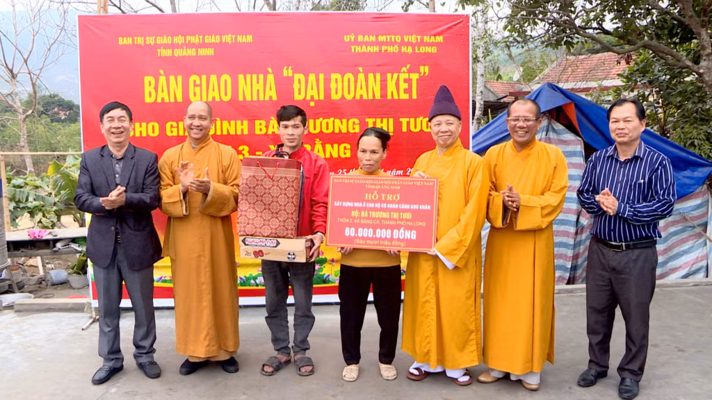 Ban Trị sự Giáo hội Phật giáo Việt Nam tỉnh Quảng Ninh trao quà và biển hỗ trợ tượng trưng cho gia đình bà Trương Thị Tươi, thôn 3, xã Bằng Cả, TP Hạ Long.