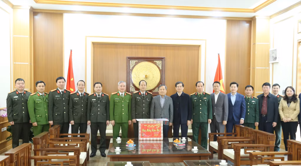 Đồng chí Bí thư Tỉnh ủy đến thăm, chúc Tết cán bộ, chiến sỹ Công an tỉnh.
