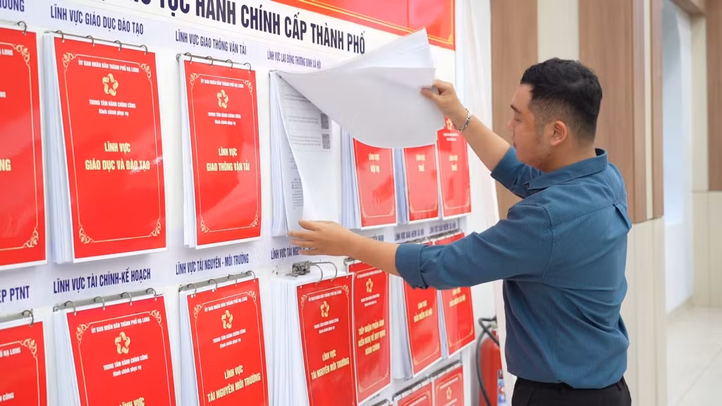 TTHC được niêm yết công khai tại Trung tâm Hành chính công TP Hạ Long tạo thuận lợi cho người dân tra cứu.