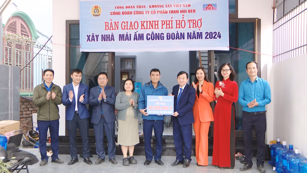 Với mong muốn gia đình thợ mỏ nào cũng có Tết đủ đầy - Lãnh đạo Công đoàn Công ty CP Than Núi Béo đã kịp thời trao kinh phí hỗ trợ xây dựng 