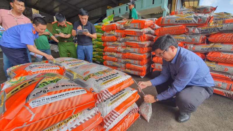 Lực lượng chức năng tiến hành lấy mẫu phân bón của 2 công ty đi giám định.