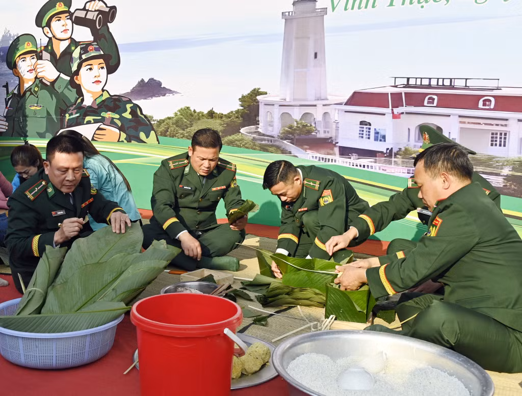 CBCS Đồn Biên phòng CK Vạn Gia tham gia thi gói bánh chưng tại Chương trình
