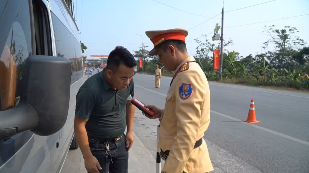 Công an TP Đông Triều tăng cường kiểm tra nồng độ cồn đối với lái xe khách dịp cuối năm.