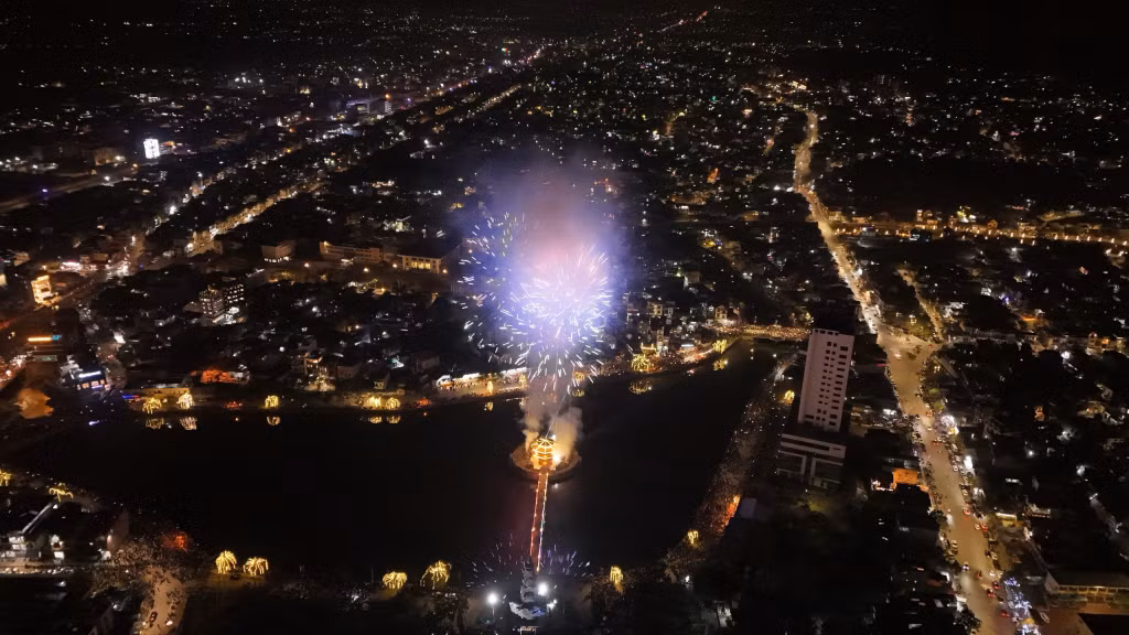 Pháo hoa rực rỡ trên bầu trời thành phố Uông Bí.