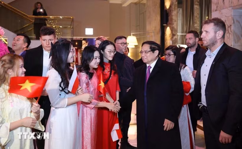 Cán bộ, nhân viên Đại sứ quán và cộng đồng người Việt Nam tại Ba Lan đón Thủ tướng Phạm Minh Chính và Phu nhân. (Ảnh: Dương Giang/TTXVN)