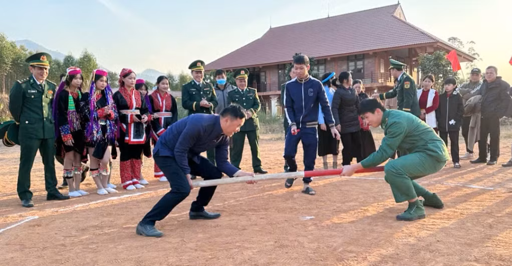 Trò trơi dân gian đảy gậy được diễn hết sức sổi nổi hào hứng tại Chương trình 