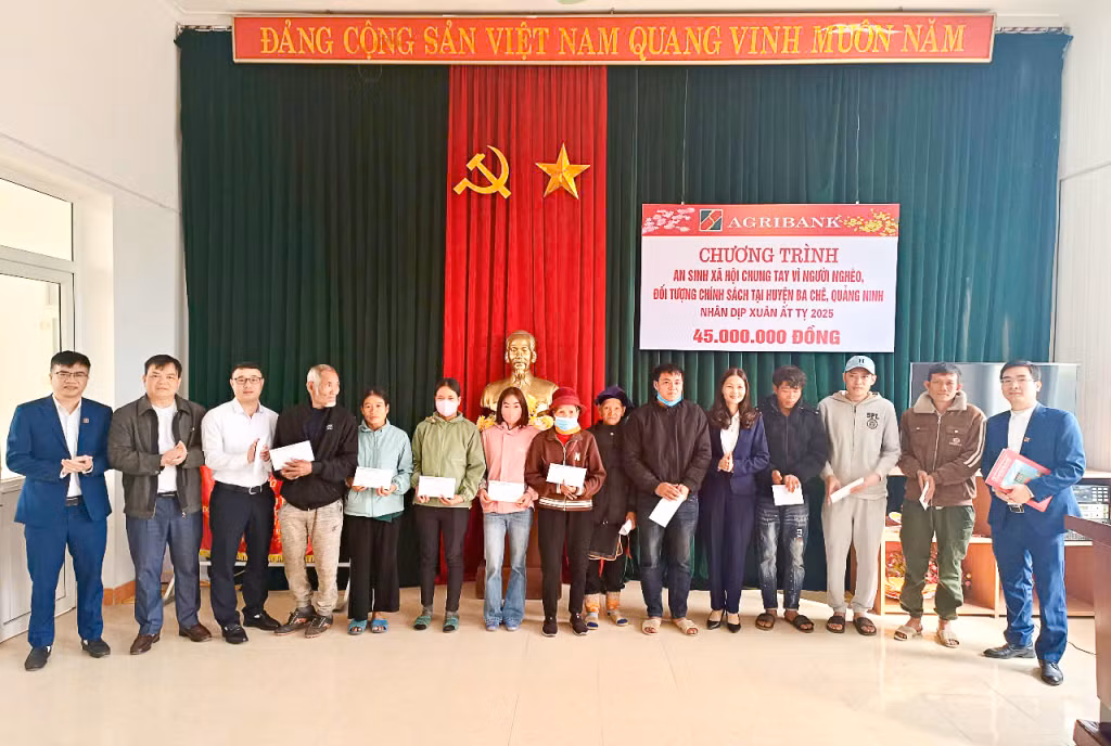 Đại diện Agribank chi nhánh Ba Chẽ trao quà Tết cho các hộ có hoàn cảnh khó khăn trên địa bàn huyện.