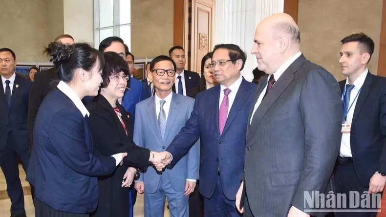 Thủ tướng Phạm Minh Chính và Thủ tướng Liên bang Nga Mikhail Mishustin với các doanh nhân tham dự Đối thoại. (Ảnh: TRẦN HẢI)