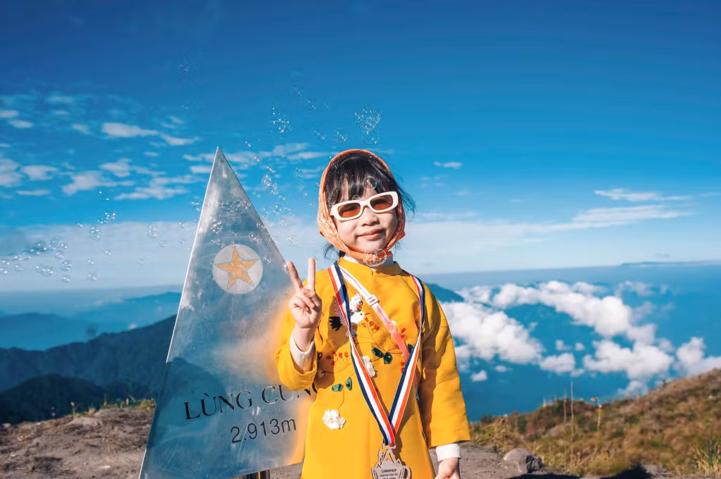 An Nhiên trên đỉnh Lùng Cúng (2.913m) tại tỉnh Yên Bái.
