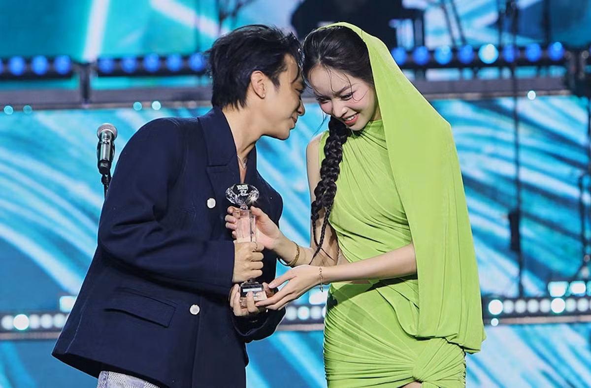Khoảnh khắc tương tác giữa Thanh Thủy và Soobin Hoàng Sơn gây sốt mạng xã hội. Ảnh: Ban tổ chức.