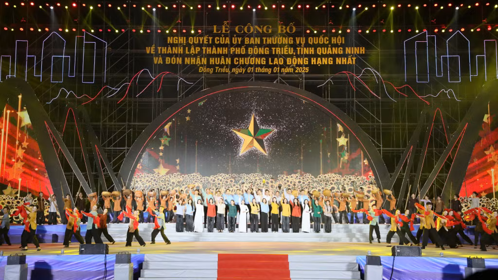 Chương trình nghệ thuật đặc biệt chào mừng Lễ công bố Nghị quyết của Ủy ban Thường vụ Quốc hội về thành lập thành phố Đông Triều và đón nhận Huân chương Lao động hạng Nhất.