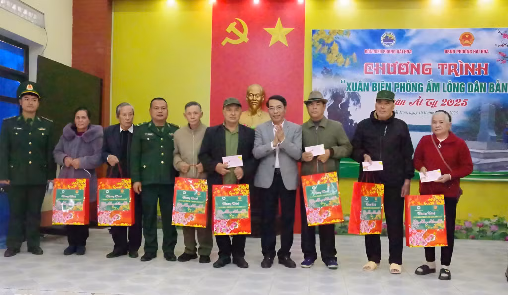 Đồn BP Hải Hoà và phường Hải Hoà tặng quà cho các gia đình chính sách, hộ gia đình có hoàn cảnh khó khăn