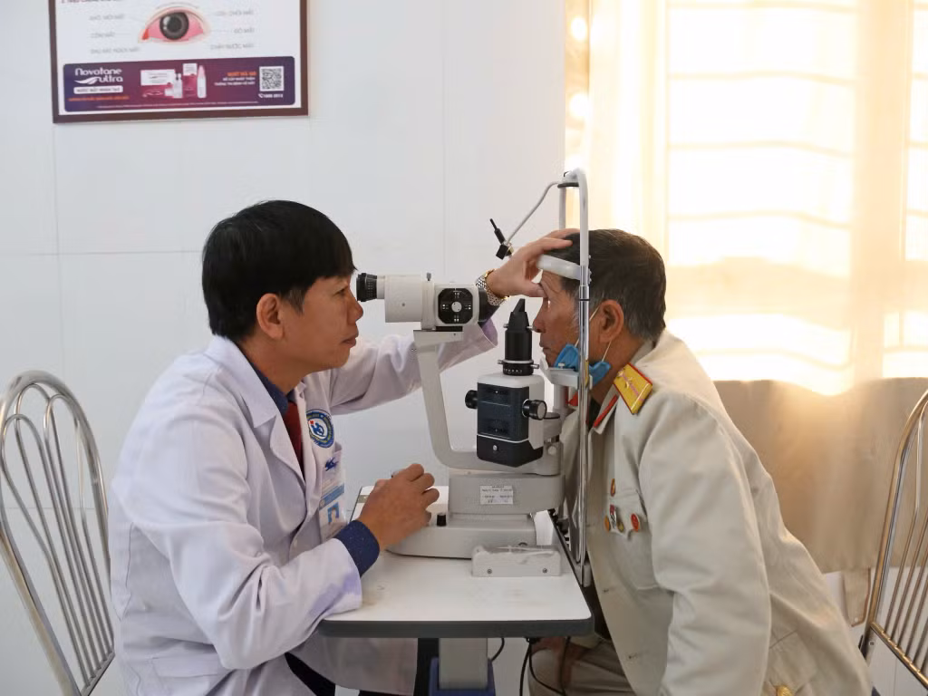 Kiểm tra các bệnh về mắt cho bệnh nhân tại Bệnh viện Lão khoa Quảng Ninh.
