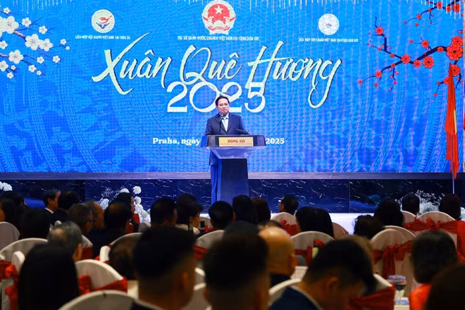 Thủ tướng Phạm Minh Chính chúc Tết cộng đồng người Việt Nam tại Cộng hòa Séc. (Ảnh: Dương Giang/TTXVN)