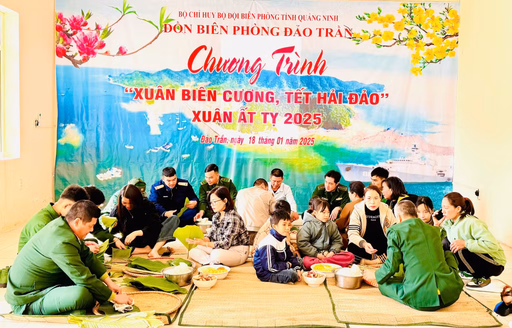 Các lực lượng vũ trang cùng nhân dân trên đảo Trần gói bánh chưng trong Chương trình “Xuân biên cương, Tết hải đảo Xuân Ất Tỵ 2025”.
