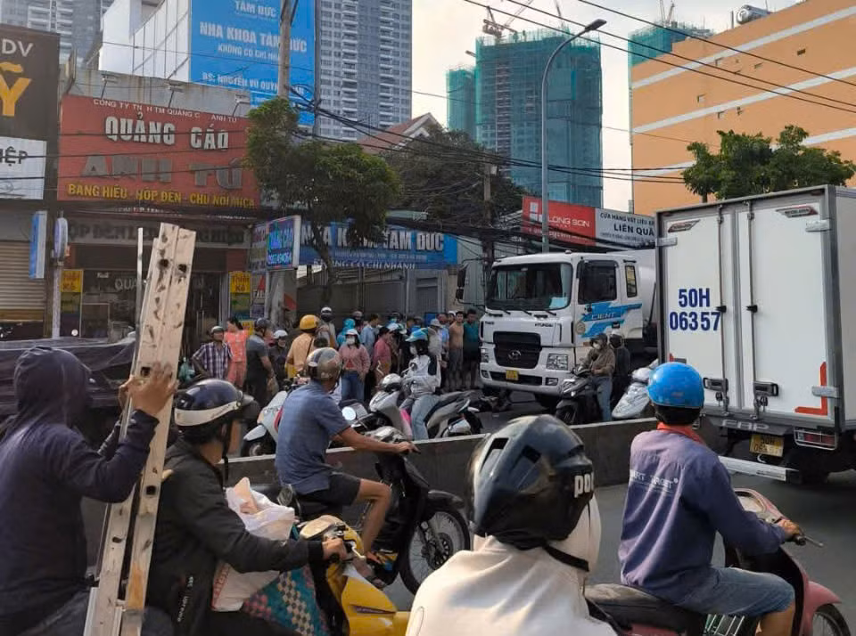 Ảnh hưởng của vụ tai nạn giữa xe bồn chở dầu và xe công nghệ ở quận 7 khiến giao thông ùn ứ