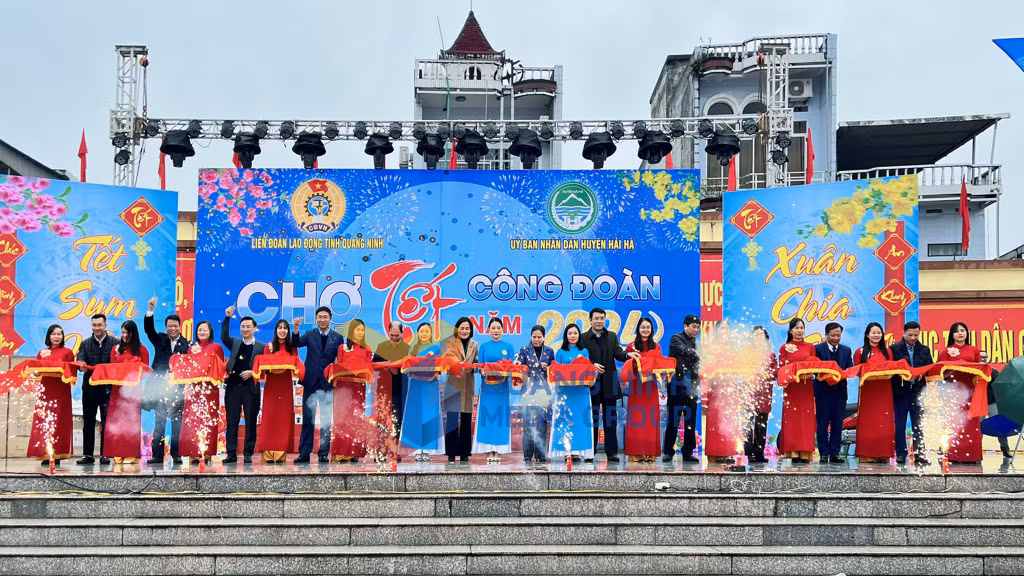 2025-01_Chợ Tết Công đoàn 2024 - Các đại biểu cắt băng khánh thành khai trương. Ảnh: Thanh Hằng