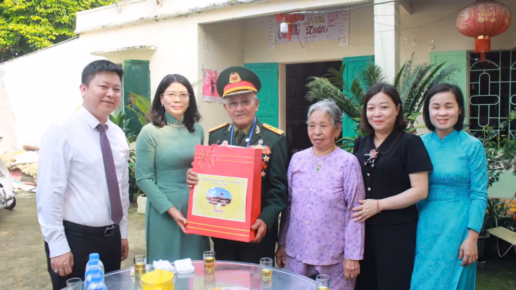 Lãnh đạo huyện Đầm Hà thăm, tặng quà chiến sỹ Điện Biên, Vũ Quang Phục đang sinh sống ở thôn Đầm Buôn, xã Đầm Hà. 