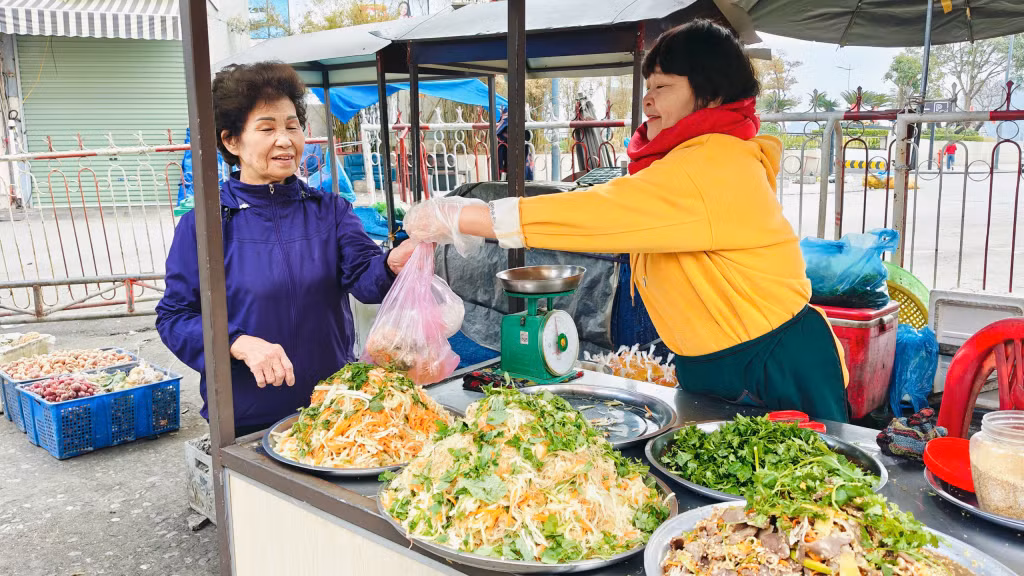 Bà Nguyễn Thị Định, phường Hồng Gai, TP Hạ Long phấn khởi chia sẻ: Hàng hóa ngày mùng 2 Tết cơ bản đã có đủ để phục vụ nhu cầu của người dân. Giá cả không tăng, người bán và người mua đều phấn khởi.