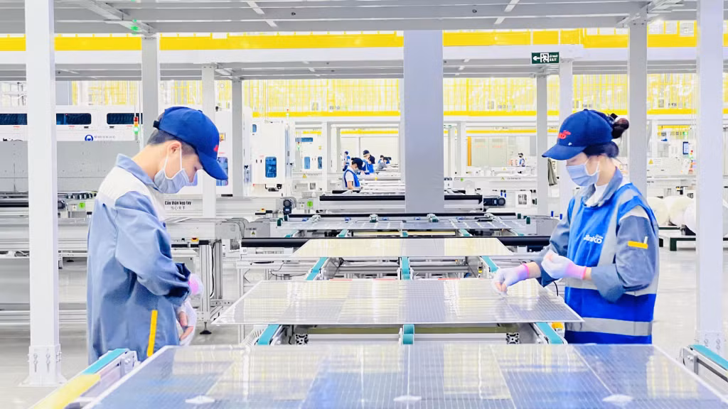 Nhiều dự án thứ cấp được đầu tư tại KCN Sông Khoai. (Ảnh: Sản xuất tại Công ty TNHH Công nghiệp Jinko Solar Việt Nam)